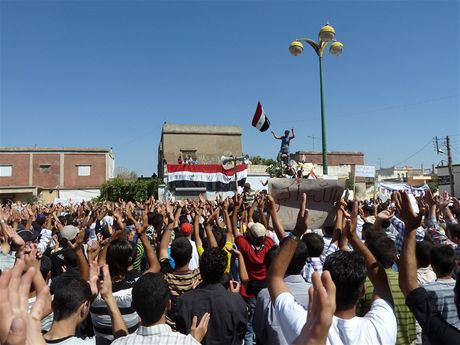 Demonstranti protestující proti syskému prezidentu Asadovi