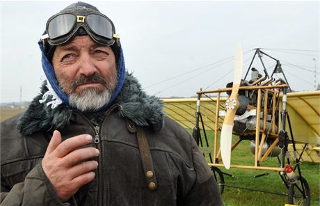Letec Petr Mára, který vzlétl s replikou letounu Jana Kapara