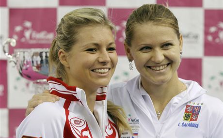Finále Fed Cupu, eská tenistka Lucie afáová (vpravo) a Ruska Maria Kirilenková 