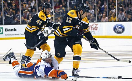 eský hokejista ve slubách Bostonu David Krejí (vlevo nahoe) se stal hvzdou utkání NHL proti NY Islanders