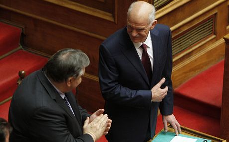 eckému premiérovi Jorgosi Papandreovi tleská po projevu v Parlamentu ministr financí Evangelos Venizelos.