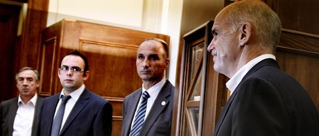Jorgos Papandreu pijídí na jednání kabinetu