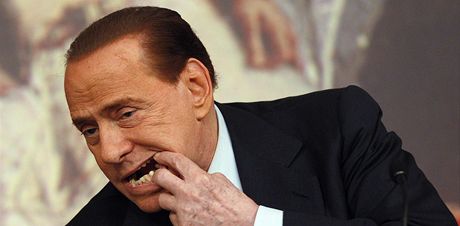 Koukejte, vechny zuby jsou moje! Berlusconi na tiskové konferenci letos v únoru.