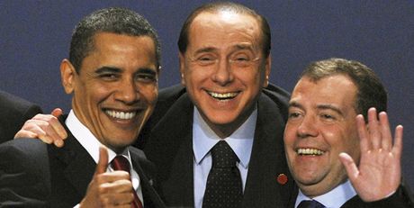 Jsme jedniky. Berlusconi s Barackem Obamou a Dmitrijem Medvedvem na summitu G20 v roce 2009.