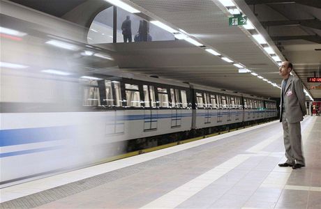 V alírské metropoli po tech desetiletích stavebních prací zahájilo provoz nové metro