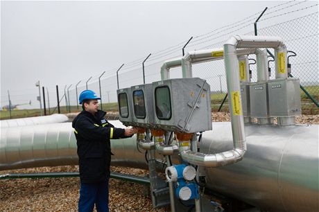 Centrální tankovit ropy v Nelahozevsi.