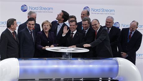 Vrcholní pedstavitelé Ruska a Nmecka slavnostn spoutí plynovod North Stream.