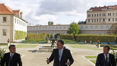 Petr Neas, Donald Tusk a Viktor Orban - konference bhem summitu V4 v Praze