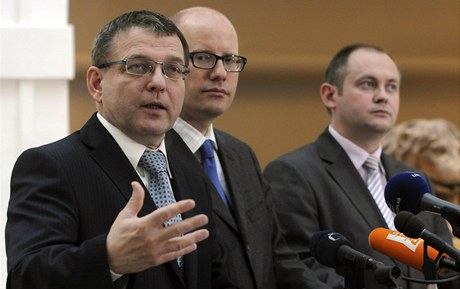 Zleva místopedseda SSD Lubomír Zaorálek, pedseda strany Bohuslav Sobotka a místopedseda strany Michal Haek na tiskové konferenci v Poslanecké snmovn. 