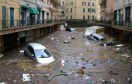 Blesková povode v italském Janov zabila est lidí 