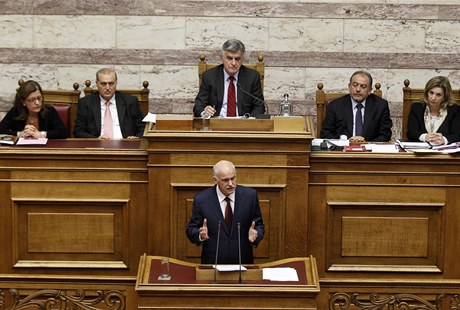 ecký premiér Jorgos Papandreu dnes veer v parlamentu ped klíovým hlasování o dve své vlád poslancm ekl, e sjednanou novou dohodu o finanní pomoci eurozóny pro eckou ekonomiku nesmí ecko propást
