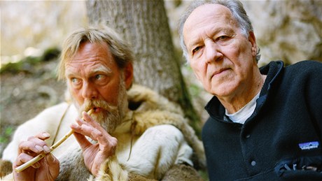 Mezi vědci našel Werner Herzog i muže ochotného se obléct do kožešiny a zahrát na kostěnou flétnu americkou hymnu. 