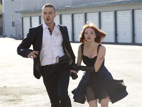 Čas je jim v patách. Z Willa (Justin Timberlake) a Sylvie (Amanda Seyfriedová) se ve filmu Andrewa Niccola stanou psanci. 