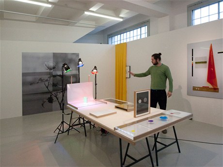 Kdo vyhraje? Instalace Jiího Thýna na finálové výstav Ceny J. Chalupeckého pipomíná model fotografické laboratoe. 
