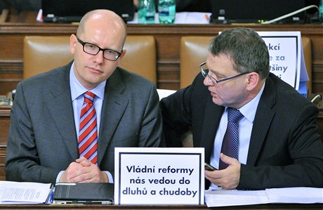 Pedseda SSD Bohuslav Sobotka (vlevo) a místopedseda strany Lubomír Zaorálek na jednání Poslanecké snmovny. 