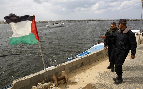 Ozbrojenci Hamásu hlídkují u pístavu v Gaze