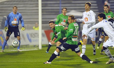 Hradec Králové - Jablonec, situace ped brankou jabloneckého brankáe Michala pita.