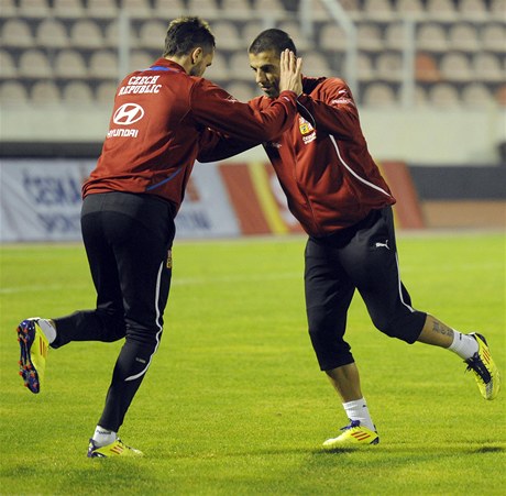  - Milan Baro (vpravo) trénoval v Praze se spoluhrái ped fotbalovou baráí o úast na mistrovství Evropy proti erné Hoe.