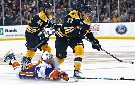 eský hokejista ve slubách Bostonu David Krejí (vlevo nahoe) se stal hvzdou utkání NHL proti NY Islanders
