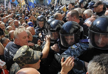 Ukrajinci demonstrovali proti omezení dávek u letos v záí.