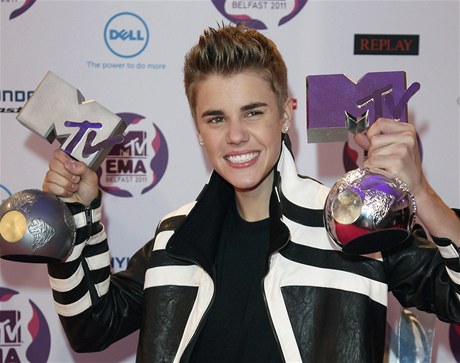 Idol dívek Justin Bieber po pedání cen MTV Awards v Belfastu 