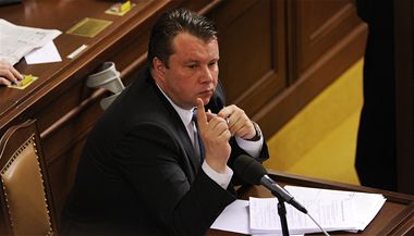 Ministr prmyslu a obchodu Martin Kocourek na mimodn schzi Poslaneck snmovny 9. listopadu v Praze