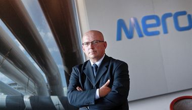 Vt Tma, provozn technick editel firmy Mero, kter v Nelahozevsi u Prahy schrauje strategick zsoby ropy. 