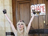 Feministky z FEMEN ped domem Strausse-Kahna, na dvee mu nalepily plakát Hanba