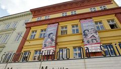 Adepti na šéfy pražských divadel dostali víc času