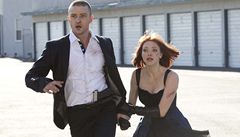 Čas je jim v patách. Z Willa (Justin Timberlake) a Sylvie (Amanda Seyfriedová) se ve filmu Andrewa Niccola stanou psanci.  | na serveru Lidovky.cz | aktuální zprávy
