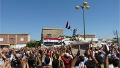 Demonstranti protestující proti syskému prezidentu Asadovi