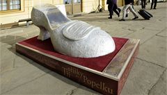 Náv�t�vníky vítá u vchodu do zámku Moritzburg symbolický Popel�in st�eví�ek.