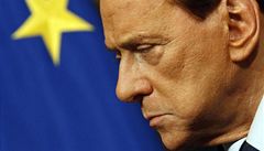 Berlusconi rezignuje, v parlamentu ztratil vtinu