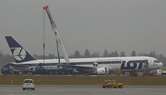 Jeáby zvedají rozbitý Boeing