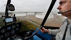 Inspek�ní let vrtulníkem po trase ropovodu z Kralup n.Vltavou do Bene�ovic. Pracovníci MERO ka�dý m�síc kontrolují nízkým letem trasu ropovodu, který je p�l metru pod povrchem, jestli v ochranném pásmu ropovodu nap�íklad n�kdo nestaví, nebagruje a pod.