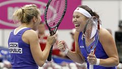 �eská tenistka Kv�ta Peschkeová (vpravo)