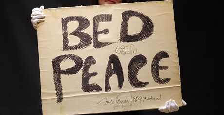 Za 97.250 liber (2,9 milionu korun) se dnes na aukci v Londn prodala cedule s npisem Bed Peace, kter byla zavena nad postel, v n John Lennon a Yoko Ono uskutenili sv "leen za mr" v roce 1969 v Montrealu. 
