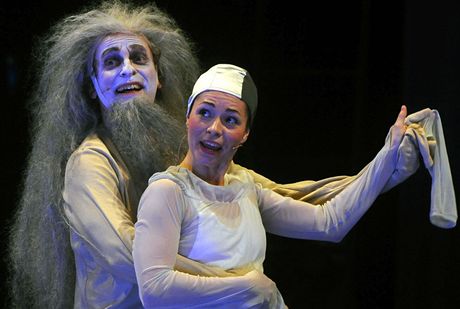 Postmoderní kolá. Kateina Winterová a David Pracha v nové inscenaci Krále Leara v Národním divadle v Praze 