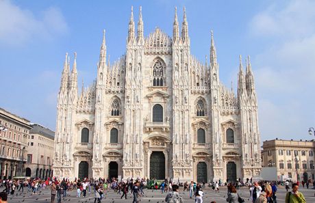 Milánský dóm Narození Panny Marie (Santa Maria Nascente) je tvrtá nejvtí katedrála na svt - první je Bazilika svatého Petra ve Vatikánu - a druhá nejvtí v Itálii. 