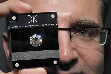 Pedseda pedstavenstva a prezident holdingu D.I.C. Diamant Lubo íha ukazuje diamant v hodnot 12 084 000 korun.