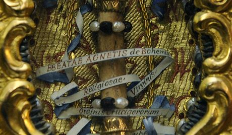 Relikviá obsahující zlomek vetenní kosti pravé ruky sv. Aneky eské