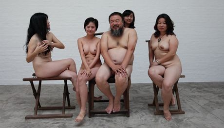 ínský disidentský výtvarník Aj Wej-wej  zveejnil na internetu umleckou fotografii, na ní pózuje nahý obklopen obnaenými enami