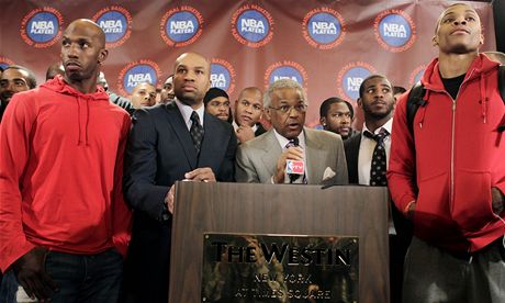 editel hráské unie NBA Billy Hunter (uprosted) jednal obklopený basketbalisty o zaátku sezony. Marn