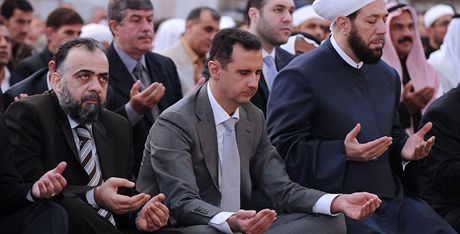 Baár Asad se modlí.