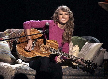 Taylor Swiftová zahrála i v prbhu ceremoniálu v Nashvillu.