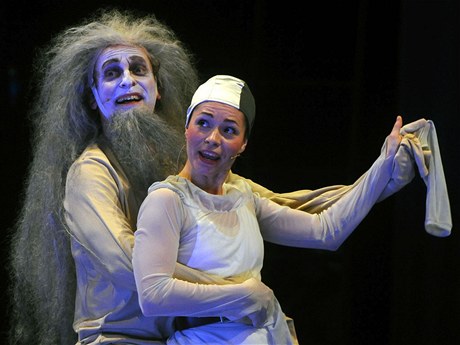 Postmoderní kolá. Kateina Winterová a David Pracha v nové inscenaci Krále Leara v Národním divadle v Praze 