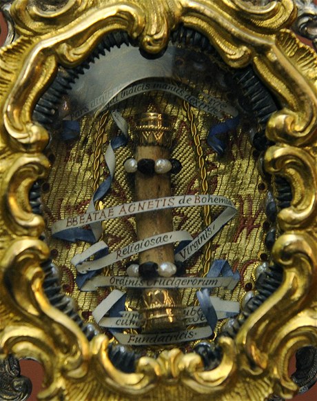 Relikviář obsahující zlomek vřetenní kosti pravé ruky sv. Anežky České