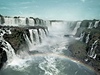 Vodopády na ece Iguazú (Argentina, Brazílie) - Jedny z nejvtích vodopád na svt, rozprostírají se na 2,7 km v polokruhu a ítají 275 vodopád