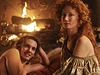 Takový to byl pkný pár. V Emmerichov filmu se královna Albta (Joely Richardsonová) spustí s Edwardem de Vere (Jamie Bower), skuteným autorem Shakespearových her.