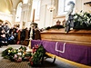 Pohbu básníka Ivana "Magora" Martina Jirouse se v kostele v malé vesnice Kostelní Vydí se zúastnilo pes tisíc lidí.